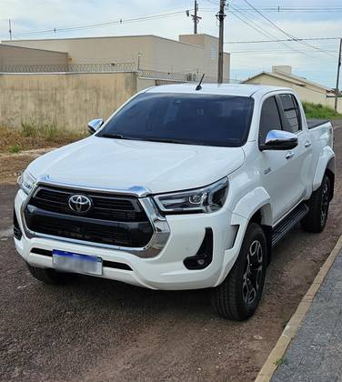 TOYOTA HILUX 2.8 D-4D TURBO DIESEL CD SRX PLUS 4X4 AUTOMÁTICO TOYOTA HILUX 2.8 D-4D TURBO DIESEL CD SRX PLUS 4X4 AUTOMÁTICO